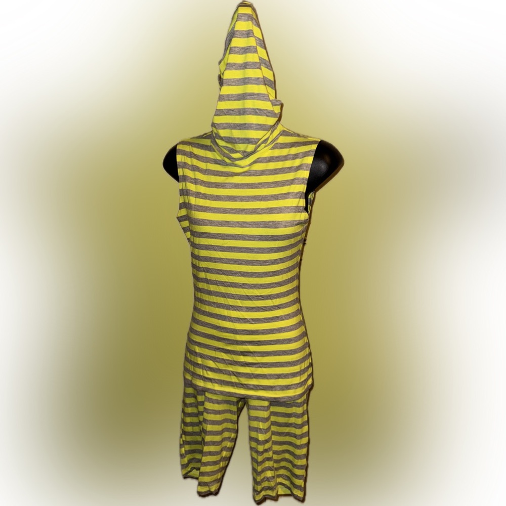 Women’s 2 pieces shirt and bikers shorts with attachable mask can be collar/mask